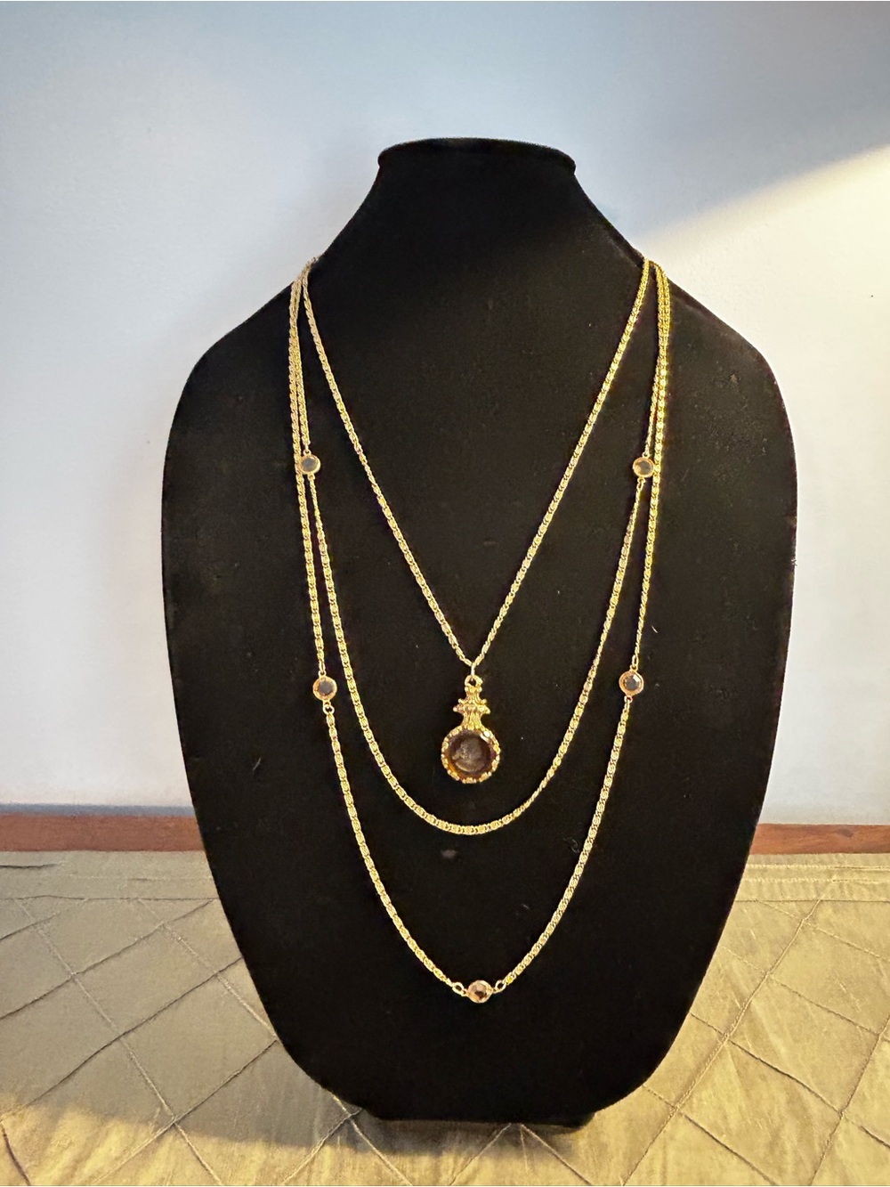 VTG Goldette Gold Layered Intaglio Glass Pendant Necklace